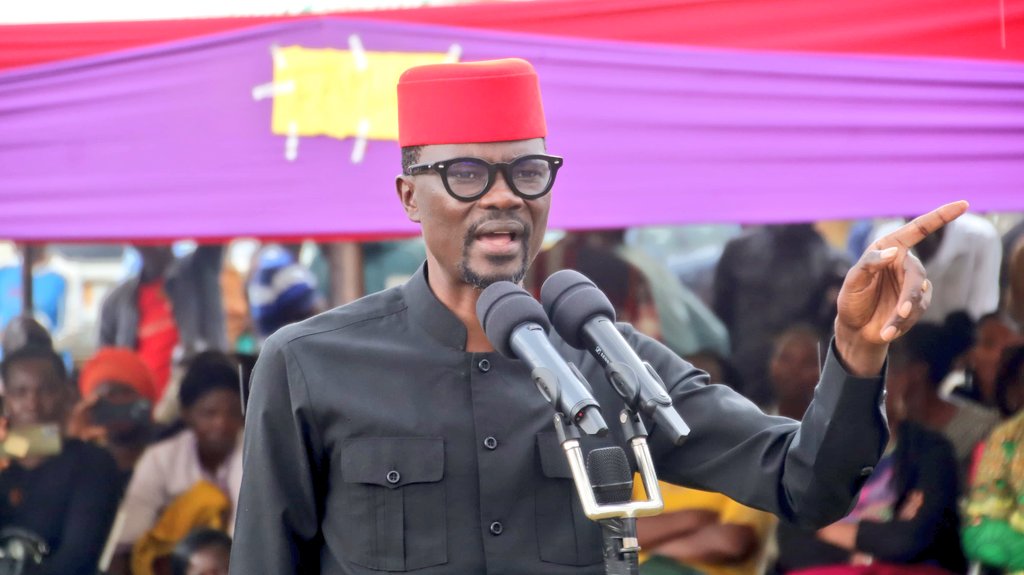 Didmus Barasa forced to flee as handout dispute causes chaos, crowd chants “Sisi ni Sifuna!”